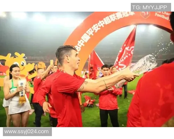 足球巨星高举奖杯夺冠瞬间高清定格荣耀全场欢呼燃爆激情